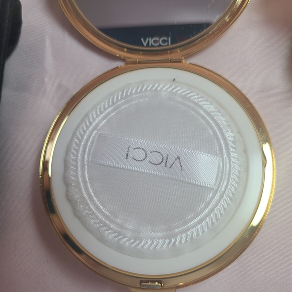 Vtg Vicci Gold Compact 💛🌴 - Picture 4 of 7